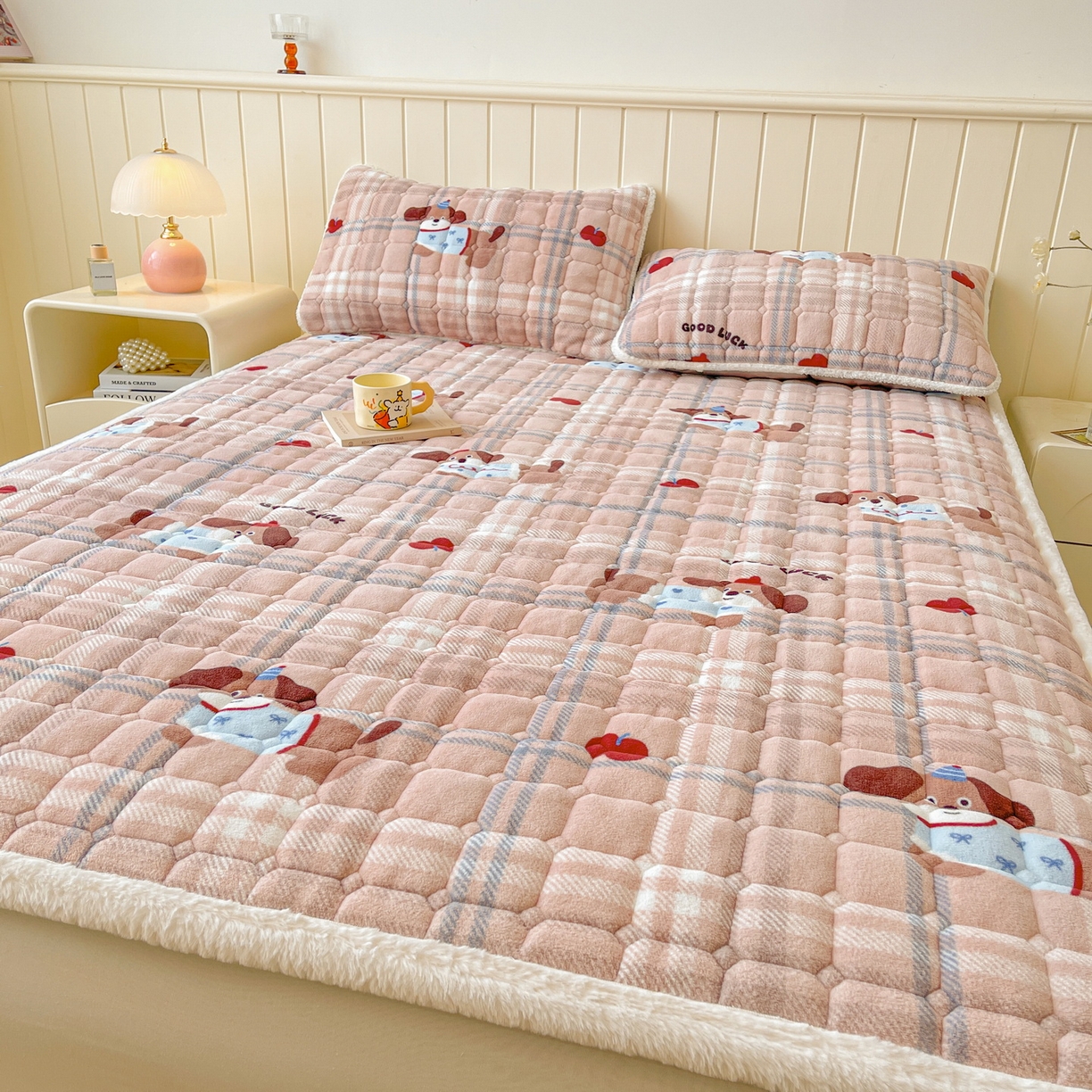 91家纺网 家纺一手货源 找家纺 LIFE.丽芙 2025秋冬新款牛奶绒加厚夹棉床垫床护垫单件印花卡通小清新床褥床垫子三件套 皮皮狗