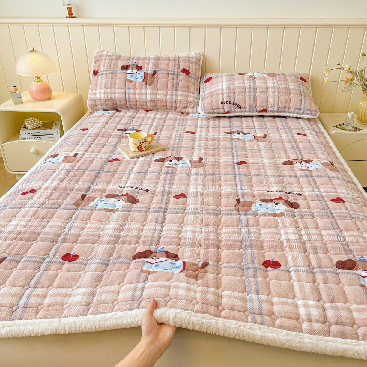 91家纺网 家纺一手货源 找家纺 LIFE.丽芙 2025秋冬新款牛奶绒加厚夹棉床垫床护垫单件印花卡通小清新床褥床垫子三件套 皮皮狗