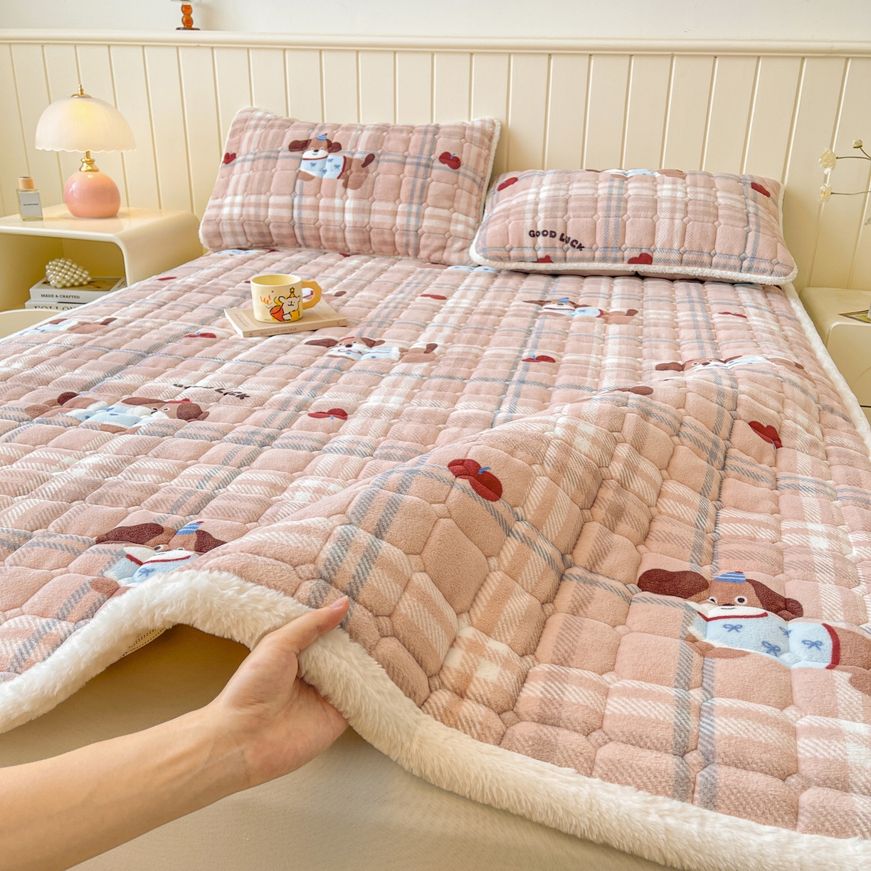 91家纺网 家纺一手货源 找家纺 LIFE.丽芙 2025秋冬新款牛奶绒加厚夹棉床垫床护垫单件印花卡通小清新床褥床垫子三件套 皮皮狗