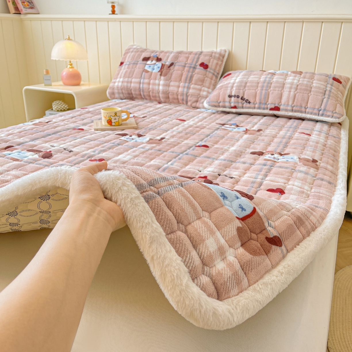91家纺网 家纺一手货源 找家纺 LIFE.丽芙 2025秋冬新款牛奶绒加厚夹棉床垫床护垫单件印花卡通小清新床褥床垫子三件套 皮皮狗