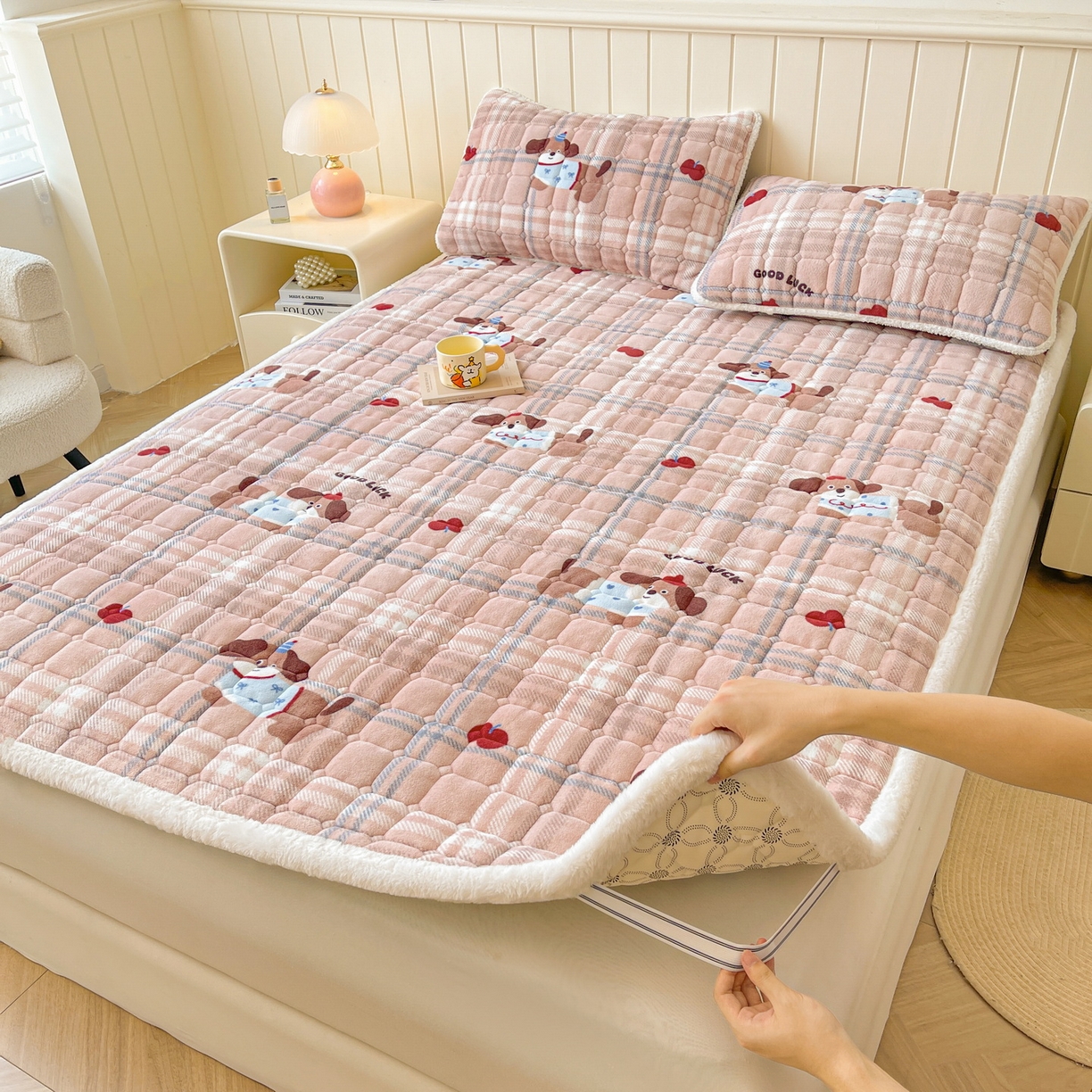 91家纺网 家纺一手货源 找家纺 LIFE.丽芙 2025秋冬新款牛奶绒加厚夹棉床垫床护垫单件印花卡通小清新床褥床垫子三件套 皮皮狗