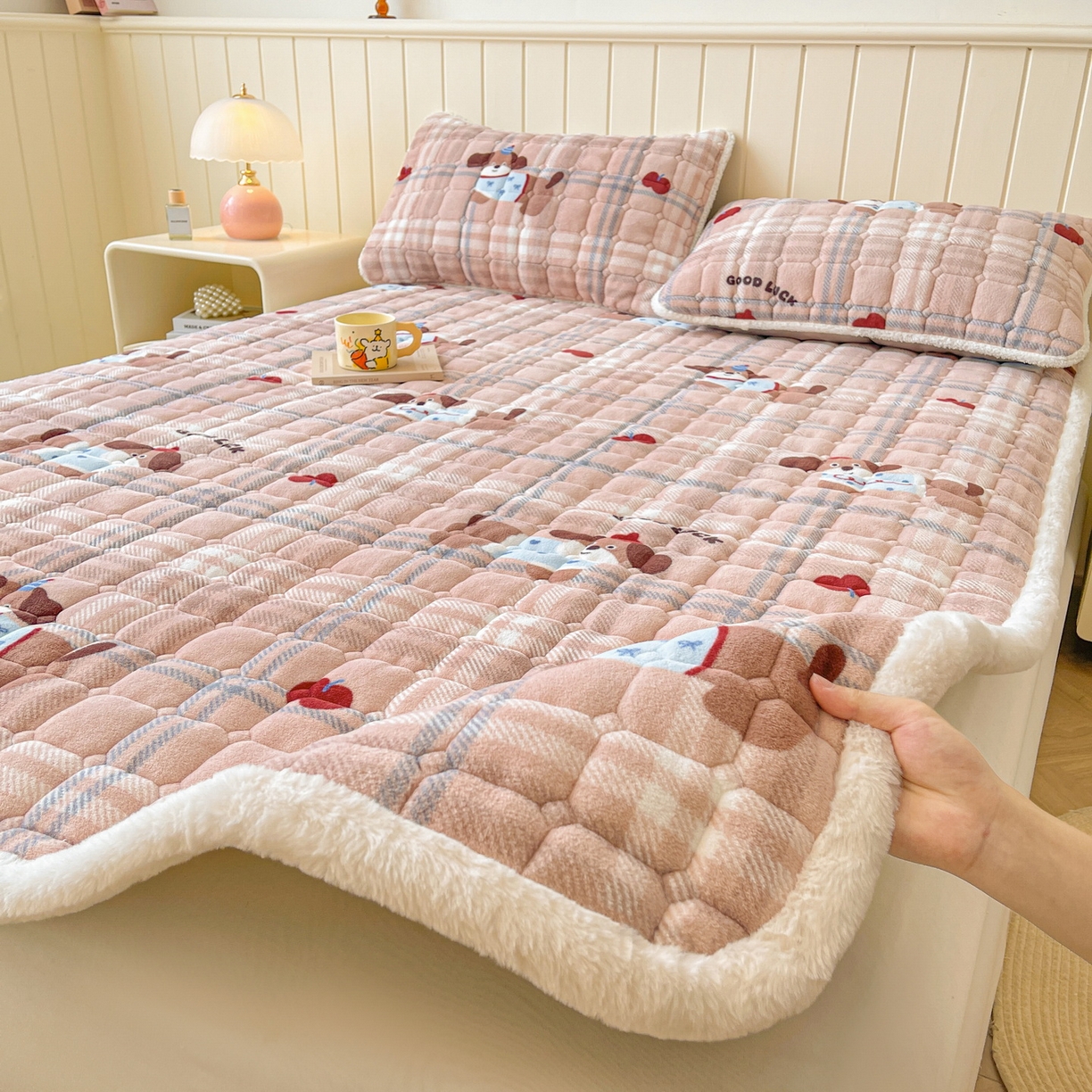 91家纺网 家纺一手货源 找家纺 LIFE.丽芙 2025秋冬新款牛奶绒加厚夹棉床垫床护垫单件印花卡通小清新床褥床垫子三件套 皮皮狗