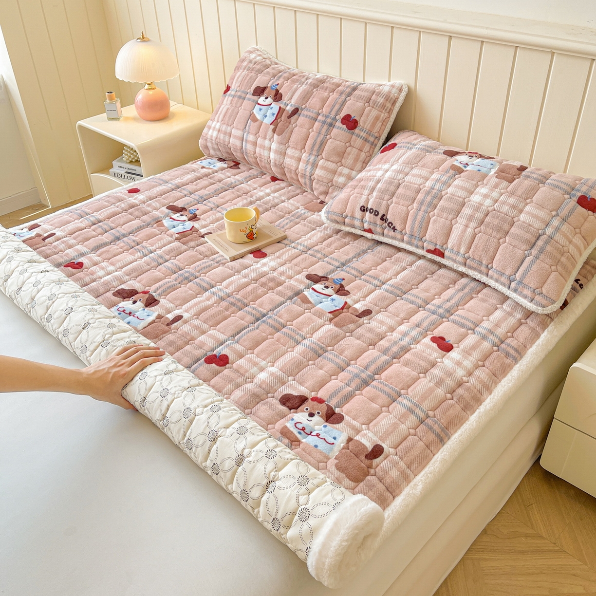91家纺网 家纺一手货源 找家纺 LIFE.丽芙 2025秋冬新款牛奶绒加厚夹棉床垫床护垫单件印花卡通小清新床褥床垫子三件套 皮皮狗