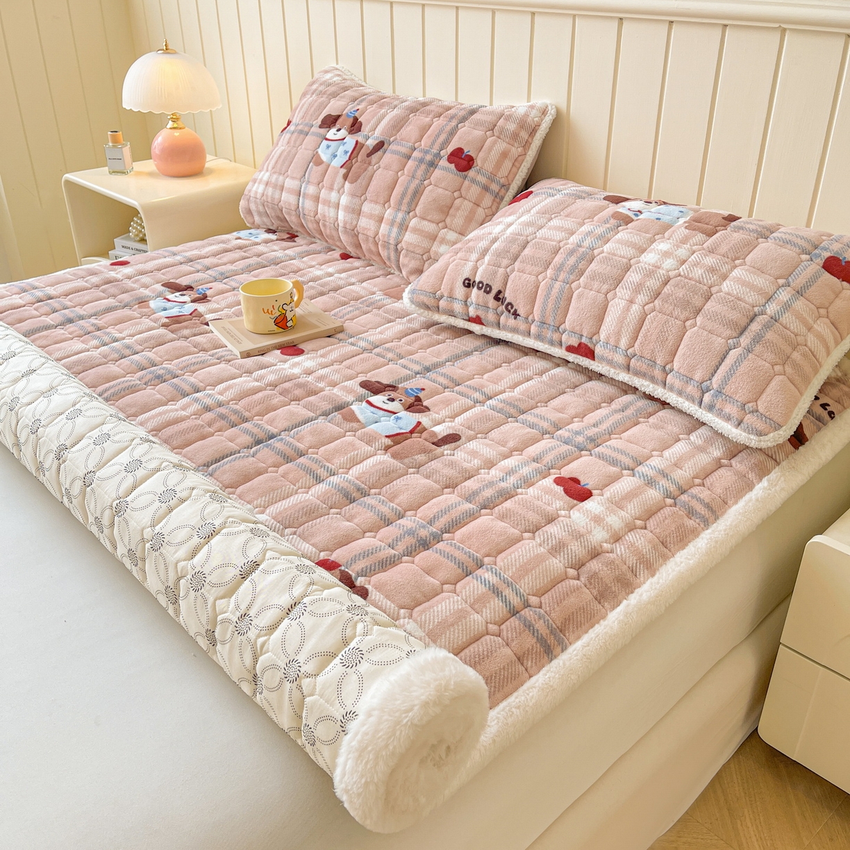 91家纺网 家纺一手货源 找家纺 LIFE.丽芙 2025秋冬新款牛奶绒加厚夹棉床垫床护垫单件印花卡通小清新床褥床垫子三件套 皮皮狗