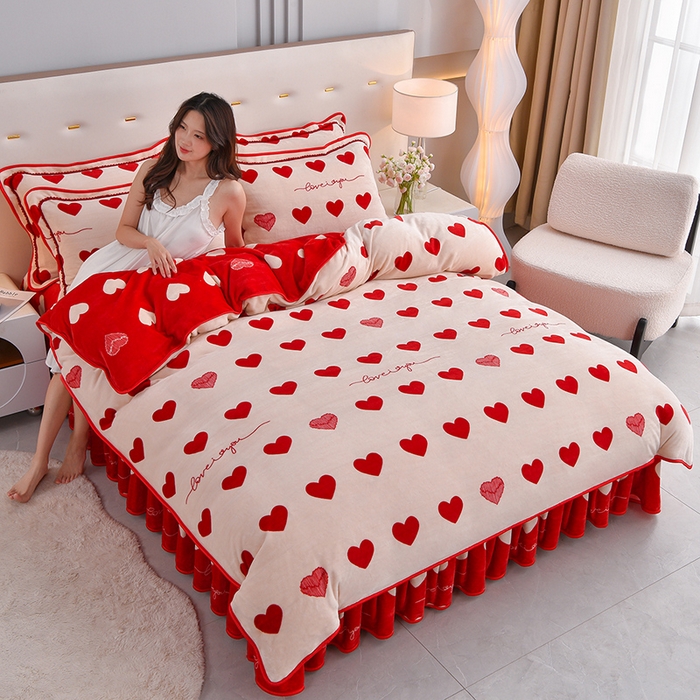 91家纺网 家纺一手货源 找家纺 赛丽雅 2025新款牛奶绒床裙四件套8-9斤法莱绒直播爆款日产2万套 红色爱心