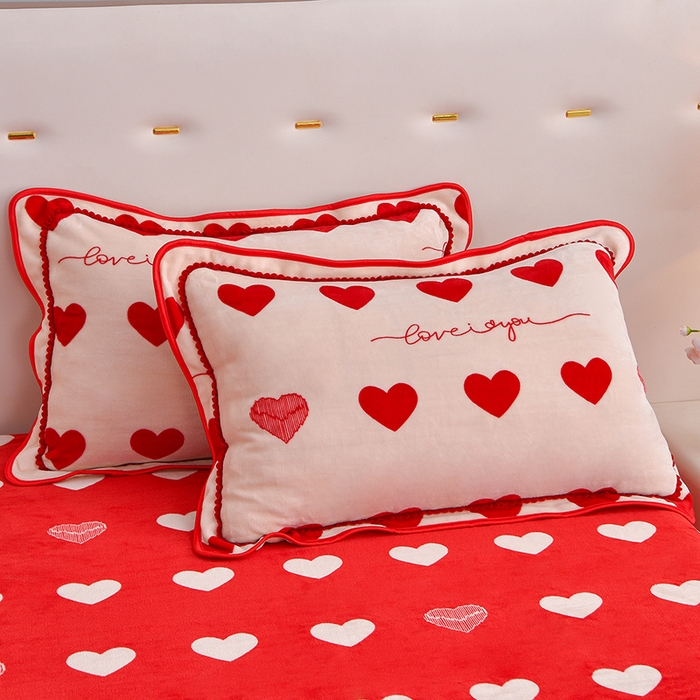 91家纺网 家纺一手货源 找家纺 赛丽雅 2025新款牛奶绒床裙四件套8-9斤法莱绒直播爆款日产2万套 红色爱心