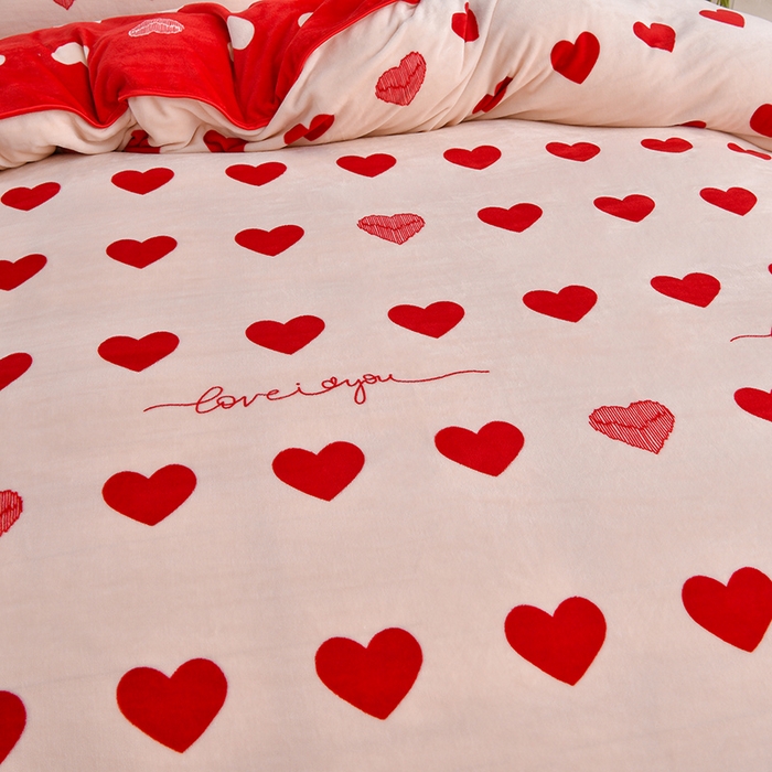 91家纺网 家纺一手货源 找家纺 赛丽雅 2025新款牛奶绒床裙四件套8-9斤法莱绒直播爆款日产2万套 红色爱心