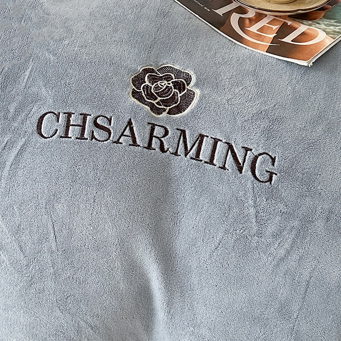 91家纺网 家纺一手货源 找家纺 畅畅家纺 2025新款冬季加厚牛奶绒刺绣加绒保暖四件套-山茶花系列 山茶花-灰色