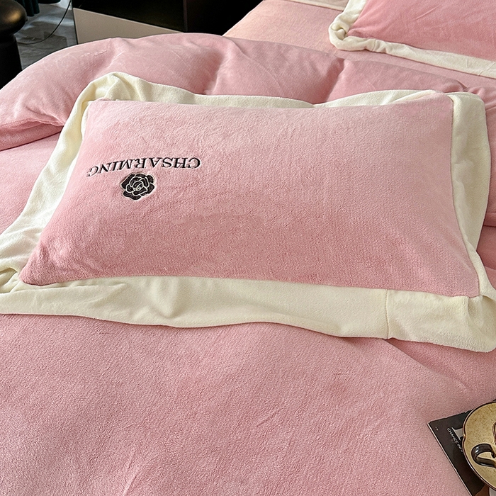 91家纺网 家纺一手货源 找家纺 畅畅家纺 2025新款冬季加厚牛奶绒刺绣加绒保暖四件套-山茶花系列 山茶花-樱花粉