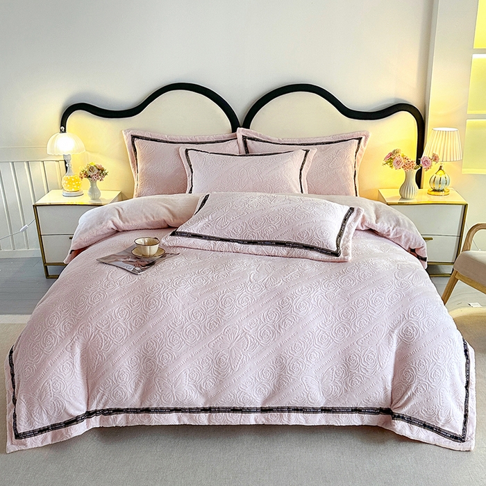 91家纺网 家纺一手货源 找家纺 畅畅家纺 2025新款高克重织带款冬季保暖牛奶绒雕花床单四件套 蝴蝶-粉玉