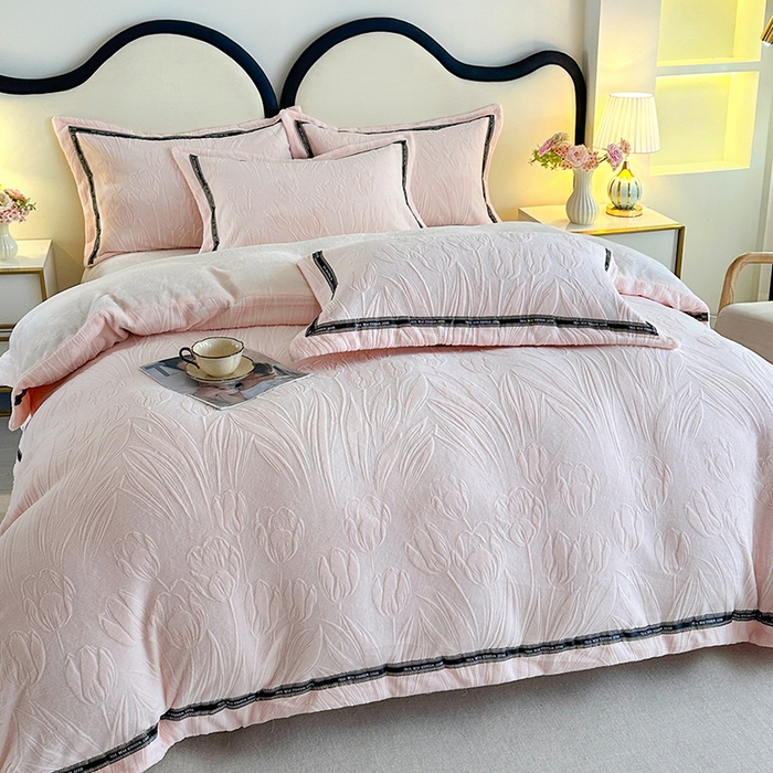 91家纺网 家纺一手货源 找家纺 畅畅家纺 2025新款高克重织带款冬季保暖牛奶绒雕花床单四件套 荷叶-粉白