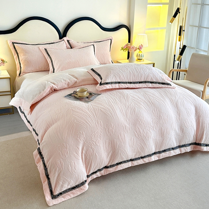 91家纺网 家纺一手货源 找家纺 畅畅家纺 2025新款高克重织带款冬季保暖牛奶绒雕花床单四件套 荷叶-粉白