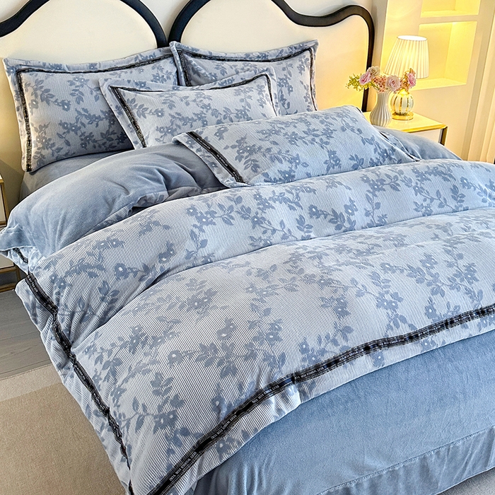 91家纺网 家纺一手货源 找家纺 畅畅家纺 2025新款高克重织带款冬季保暖牛奶绒雕花床单四件套 枫叶-蓝