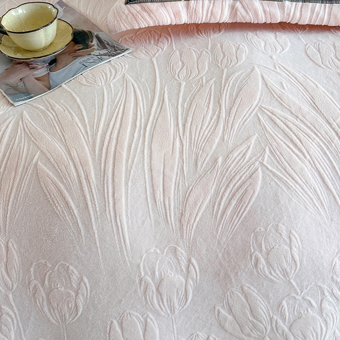 91家纺网 家纺一手货源 找家纺 畅畅家纺 2025新款高克重织带款冬季保暖牛奶绒雕花床单四件套 荷叶-粉白