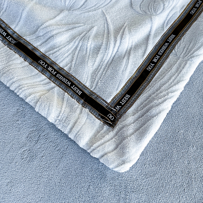 91家纺网 家纺一手货源 找家纺 畅畅家纺 2025新款高克重织带款冬季保暖牛奶绒雕花床单四件套 荷叶-浅蓝