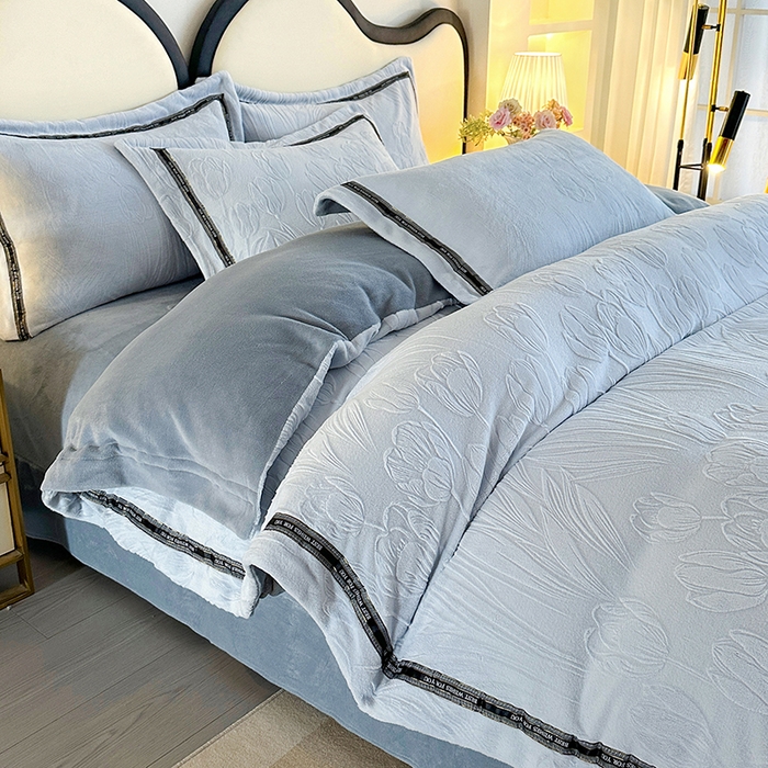 91家纺网 家纺一手货源 找家纺 畅畅家纺 2025新款高克重织带款冬季保暖牛奶绒雕花床单四件套 荷叶-浅蓝