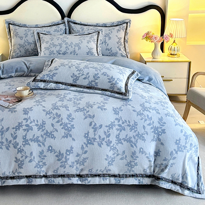 91家纺网 家纺一手货源 找家纺 畅畅家纺 2025新款高克重织带款冬季保暖牛奶绒雕花床单四件套 枫叶-蓝