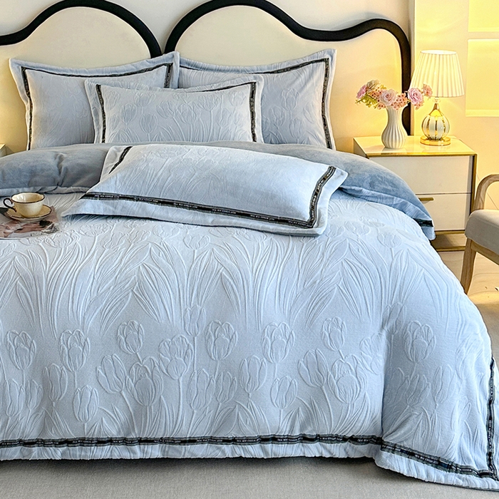 91家纺网 家纺一手货源 找家纺 畅畅家纺 2025新款高克重织带款冬季保暖牛奶绒雕花床单四件套 荷叶-浅蓝