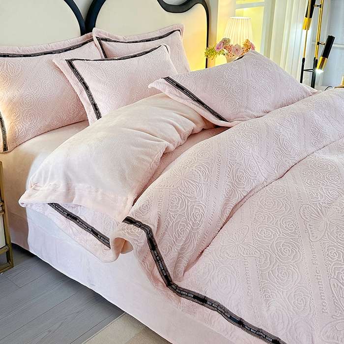 91家纺网 家纺一手货源 找家纺 畅畅家纺 2025新款高克重织带款冬季保暖牛奶绒雕花床单四件套 蝴蝶-粉玉