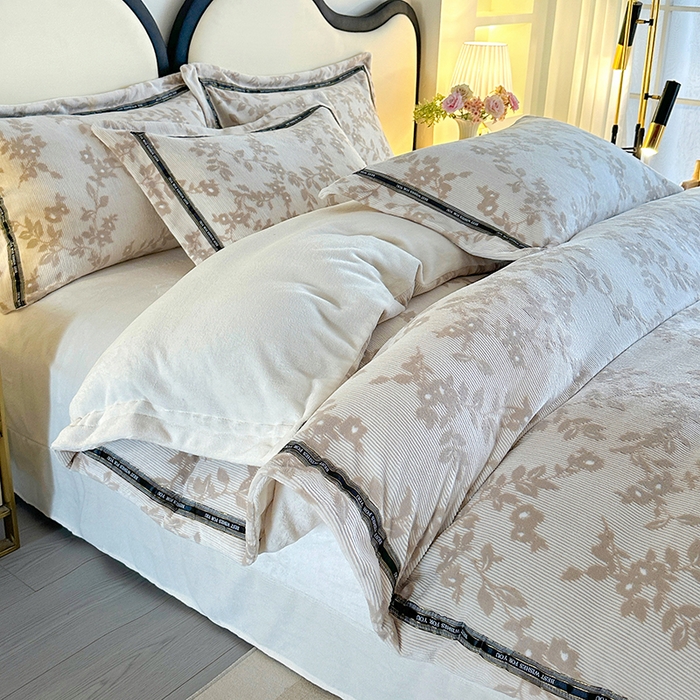 91家纺网 家纺一手货源 找家纺 畅畅家纺 2025新款高克重织带款冬季保暖牛奶绒雕花床单四件套 枫叶-咖