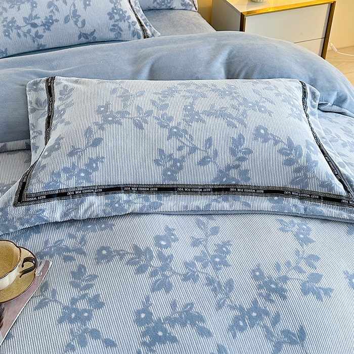 91家纺网 家纺一手货源 找家纺 畅畅家纺 2025新款高克重织带款冬季保暖牛奶绒雕花床单四件套 枫叶-蓝