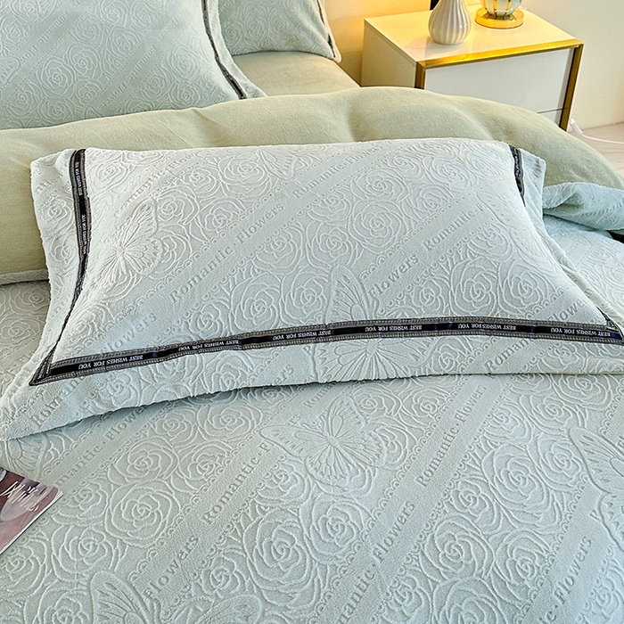 91家纺网 家纺一手货源 找家纺 畅畅家纺 2025新款高克重织带款冬季保暖牛奶绒雕花床单四件套 蝴蝶-浅绿