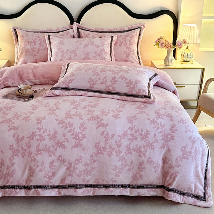 91家纺网 家纺一手货源 找家纺 畅畅家纺 2025新款高克重织带款冬季保暖牛奶绒雕花床单四件套 枫叶-粉