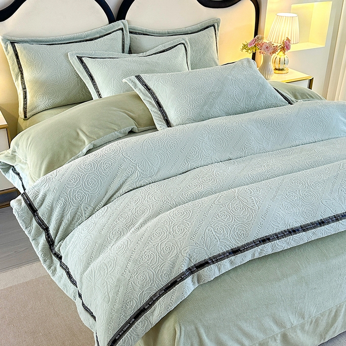 91家纺网 家纺一手货源 找家纺 畅畅家纺 2025新款高克重织带款冬季保暖牛奶绒雕花床单四件套 蝴蝶-浅绿