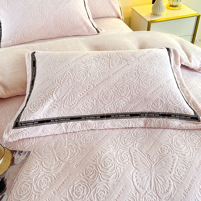 91家纺网 家纺一手货源 找家纺 畅畅家纺 2025新款高克重织带款冬季保暖牛奶绒雕花床单四件套 蝴蝶-粉玉