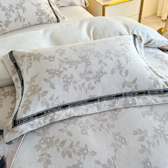 91家纺网 家纺一手货源 找家纺 畅畅家纺 2025新款高克重织带款冬季保暖牛奶绒雕花床单四件套 枫叶-咖