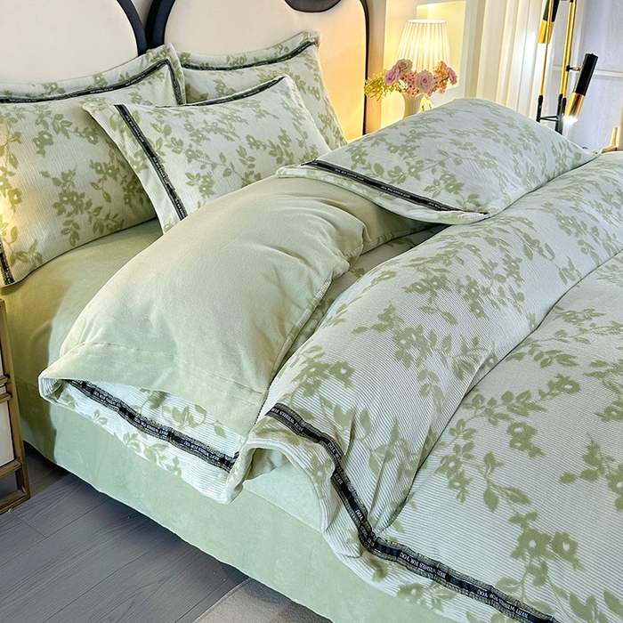 91家纺网 家纺一手货源 找家纺 畅畅家纺 2025新款高克重织带款冬季保暖牛奶绒雕花床单四件套 枫叶-绿
