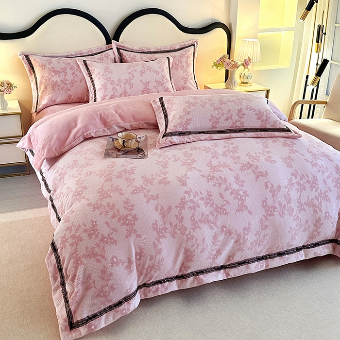 91家纺网 家纺一手货源 找家纺 畅畅家纺 2025新款高克重织带款冬季保暖牛奶绒雕花床单四件套 枫叶-粉