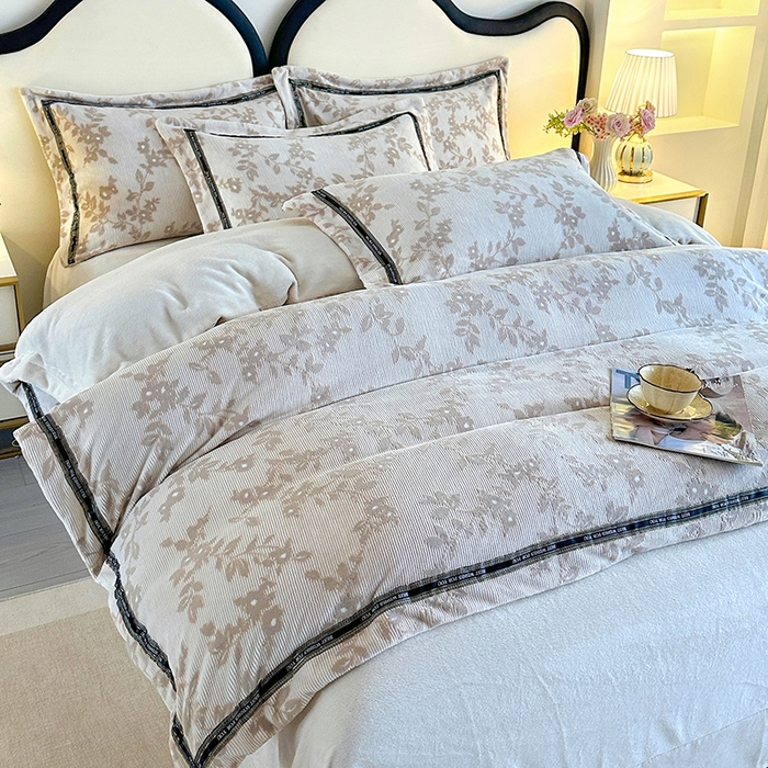 91家纺网 家纺一手货源 找家纺 畅畅家纺 2025新款高克重织带款冬季保暖牛奶绒雕花床单四件套 枫叶-咖