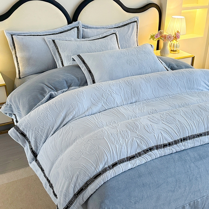 91家纺网 家纺一手货源 找家纺 畅畅家纺 2025新款高克重织带款冬季保暖牛奶绒雕花床单四件套 荷叶-浅蓝