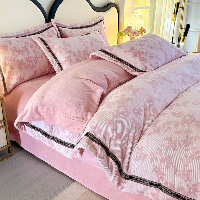 91家纺网 家纺一手货源 找家纺 畅畅家纺 2025新款高克重织带款冬季保暖牛奶绒雕花床单四件套 枫叶-粉