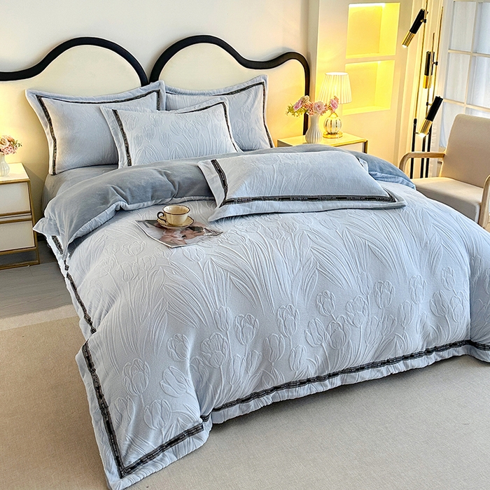 91家纺网 家纺一手货源 找家纺 畅畅家纺 2025新款高克重织带款冬季保暖牛奶绒雕花床单四件套 荷叶-浅蓝