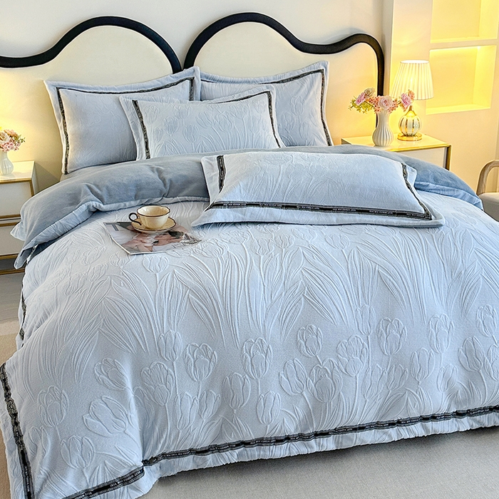 91家纺网 家纺一手货源 找家纺 畅畅家纺 2025新款高克重织带款冬季保暖牛奶绒雕花床单四件套 荷叶-浅蓝