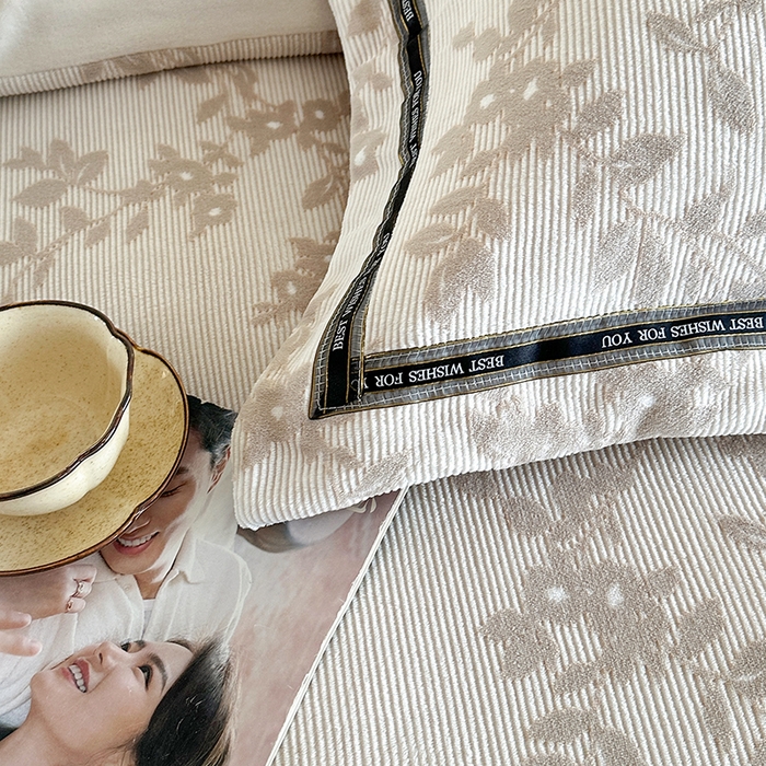 91家纺网 家纺一手货源 找家纺 畅畅家纺 2025新款高克重织带款冬季保暖牛奶绒雕花床单四件套 枫叶-咖