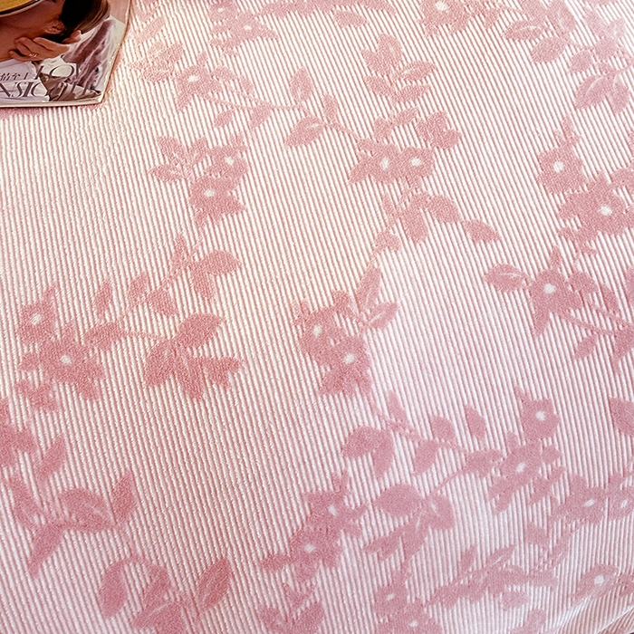 91家纺网 家纺一手货源 找家纺 畅畅家纺 2025新款高克重织带款冬季保暖牛奶绒雕花床单四件套 枫叶-粉