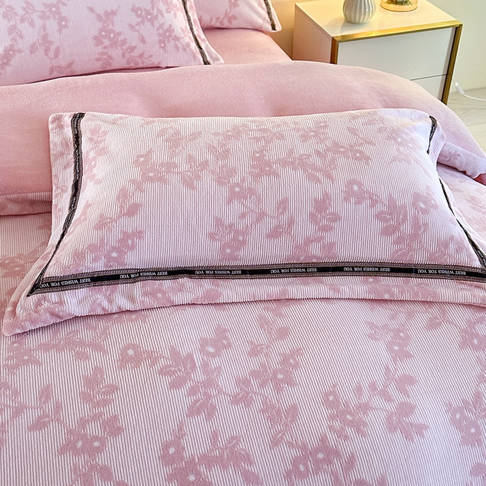 91家纺网 家纺一手货源 找家纺 畅畅家纺 2025新款高克重织带款冬季保暖牛奶绒雕花床单四件套 枫叶-粉