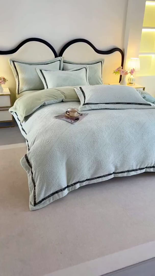 91家纺网 家纺一手货源 找家纺 畅畅家纺 2025新款高克重织带款冬季保暖牛奶绒雕花床单四件套 蝴蝶-浅绿