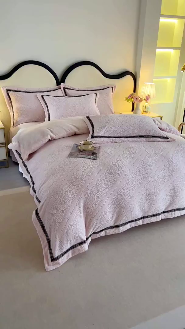 91家纺网 家纺一手货源 找家纺 畅畅家纺 2025新款高克重织带款冬季保暖牛奶绒雕花床单四件套 蝴蝶-粉玉