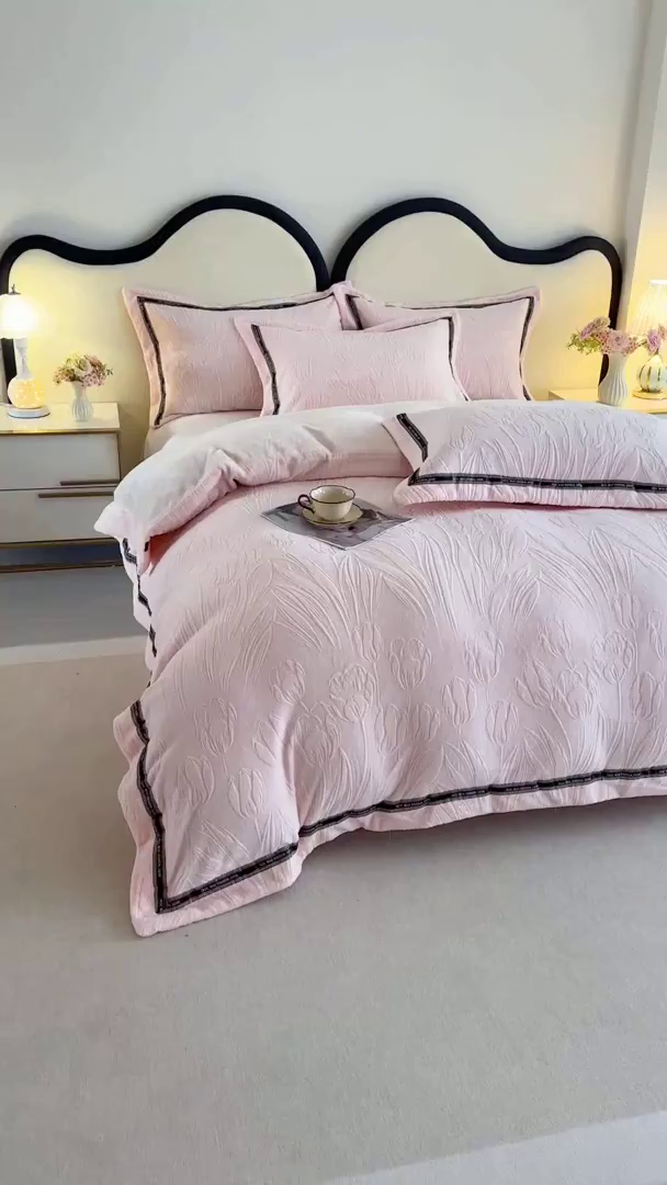 91家纺网 家纺一手货源 找家纺 畅畅家纺 2025新款高克重织带款冬季保暖牛奶绒雕花床单四件套 荷叶-粉白