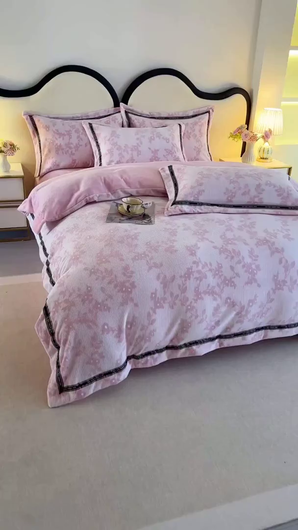 91家纺网 家纺一手货源 找家纺 畅畅家纺 2025新款高克重织带款冬季保暖牛奶绒雕花床单四件套 枫叶-粉