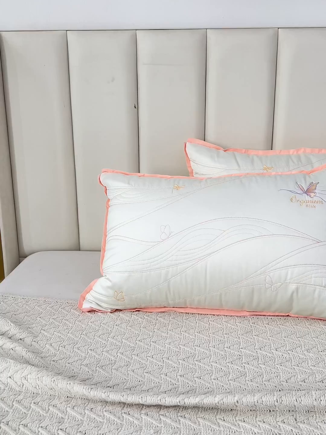 91家纺网 家纺一手货源 找家纺 （总）锦鲤枕芯 2025新款A类母婴级蚕丝蛋白多倍养肤枕芯酒店护颈抗菌防螨枕头