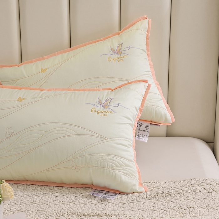 91家纺网 家纺一手货源 找家纺 锦鲤枕芯 2025新款A类母婴级蚕丝蛋白多倍养肤枕芯酒店护颈抗菌防螨枕头 米色 600g【低枕】