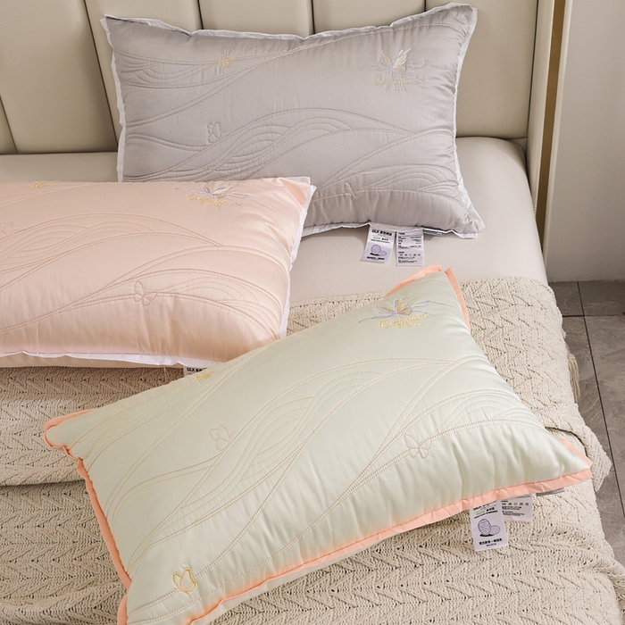 91家纺网 家纺一手货源 找家纺 锦鲤枕芯 2025新款A类母婴级蚕丝蛋白多倍养肤枕芯酒店护颈抗菌防螨枕头 米色 600g【低枕】