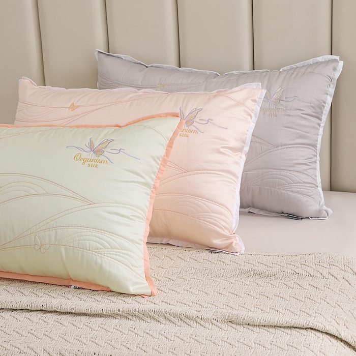 91家纺网 家纺一手货源 找家纺 锦鲤枕芯 2025新款A类母婴级蚕丝蛋白多倍养肤枕芯酒店护颈抗菌防螨枕头 米色 600g【低枕】