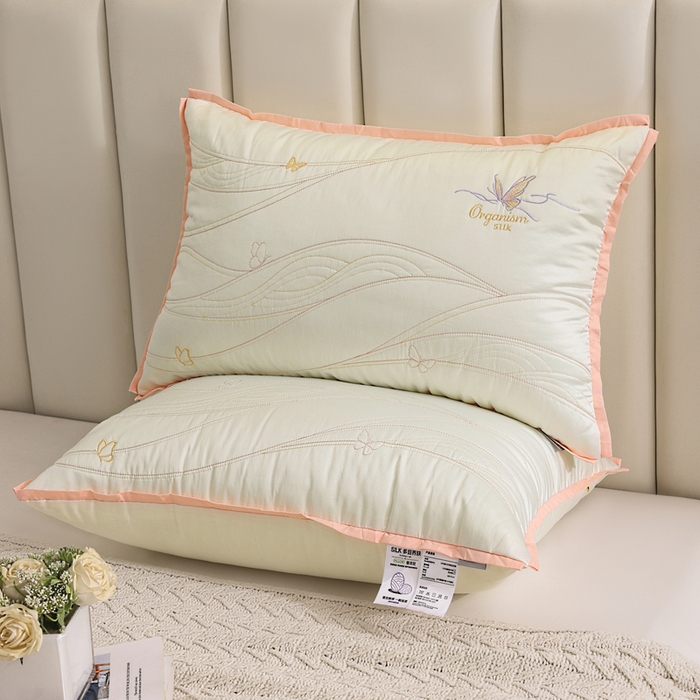 91家纺网 家纺一手货源 找家纺 锦鲤枕芯 2025新款A类母婴级蚕丝蛋白多倍养肤枕芯酒店护颈抗菌防螨枕头 米色 600g【低枕】