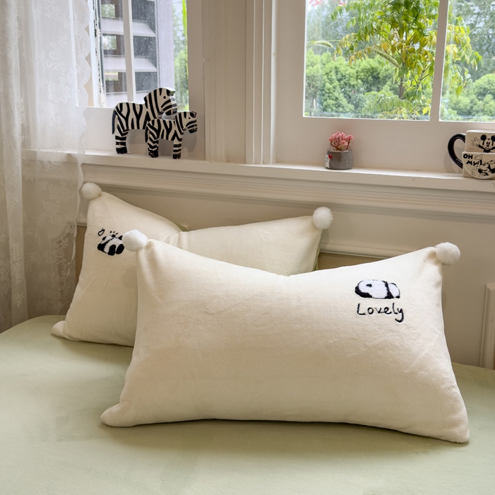 91家纺网 家纺一手货源 找家纺 席世家 2025新款230g全工艺牛奶绒毛球毛巾绣四件套 欢乐熊猫